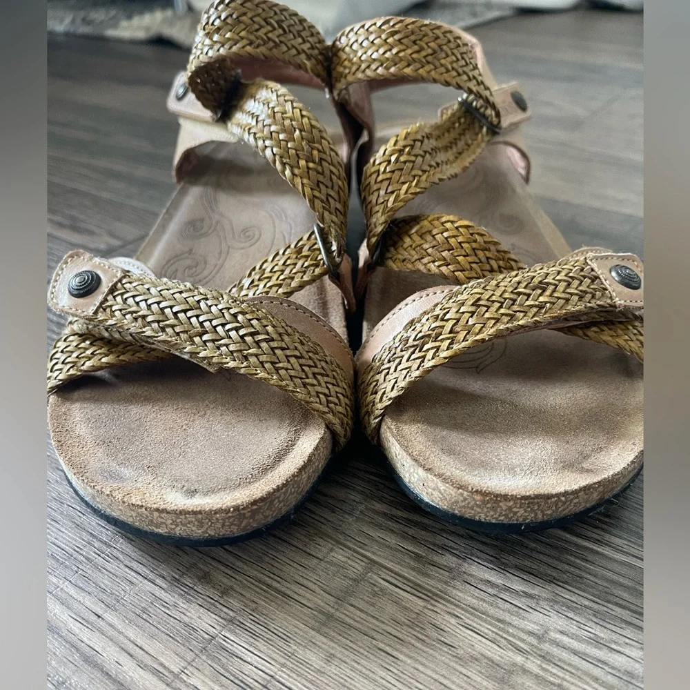 Tan adjustable Velcro strap Taos Trulie sandals - Picture 5 of 8